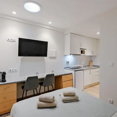 Апартаменти Lovely Fully Equipped Near Subway N9