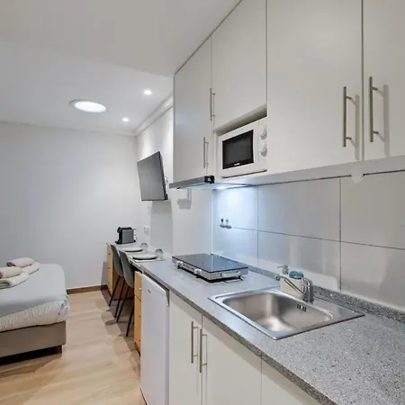 Апартаменти Lovely Fully Equipped Near Subway N9 *