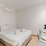 Lovely Fully Equipped Near Subway N9 아파트 리스본